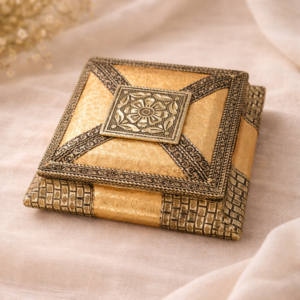 Ornamentidega dekoratiivne ehtekarp